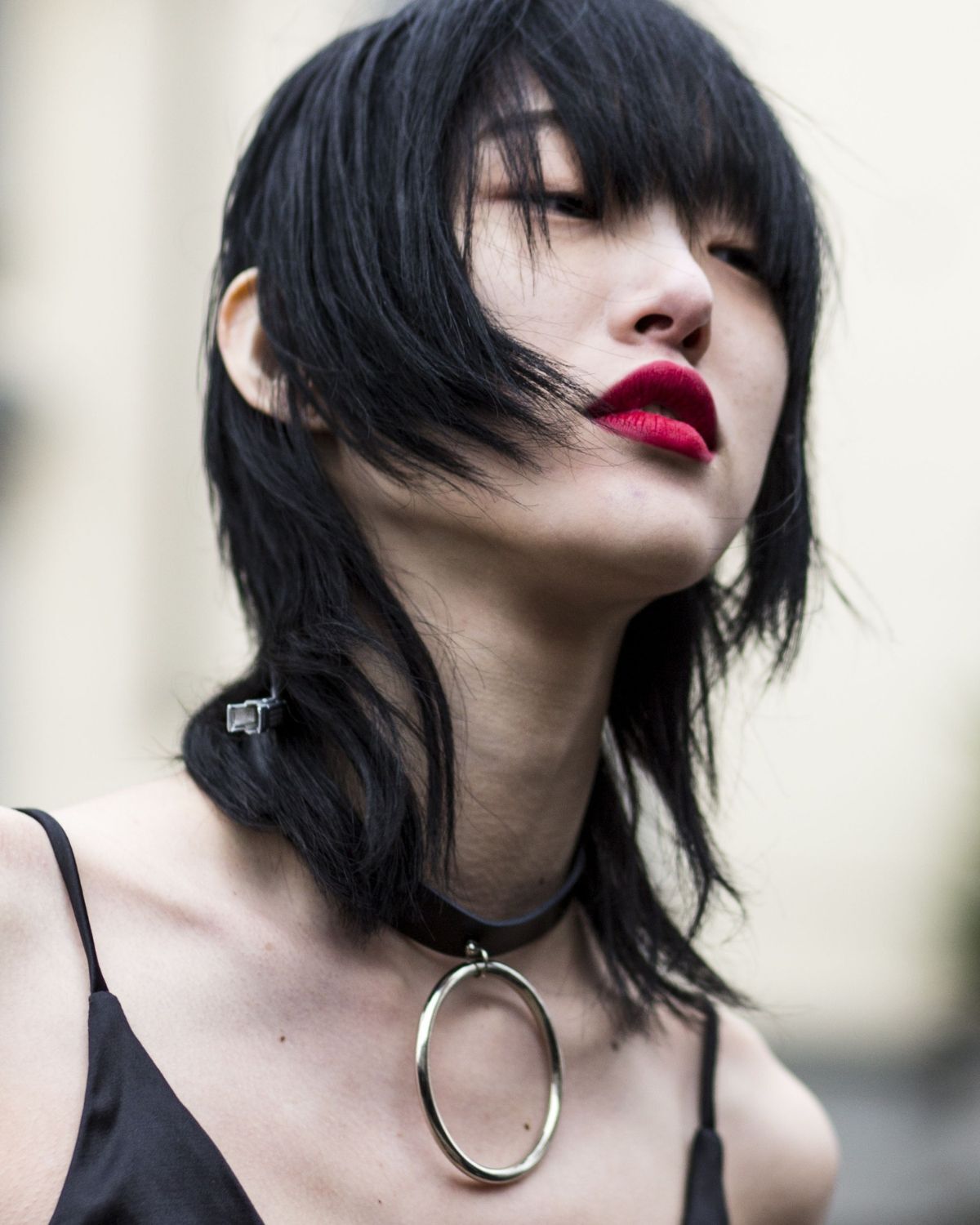 Tóc lỡ tóc lỡ Hime người mẫu nữ mặc váy đen hai dây tô son màu đỏ