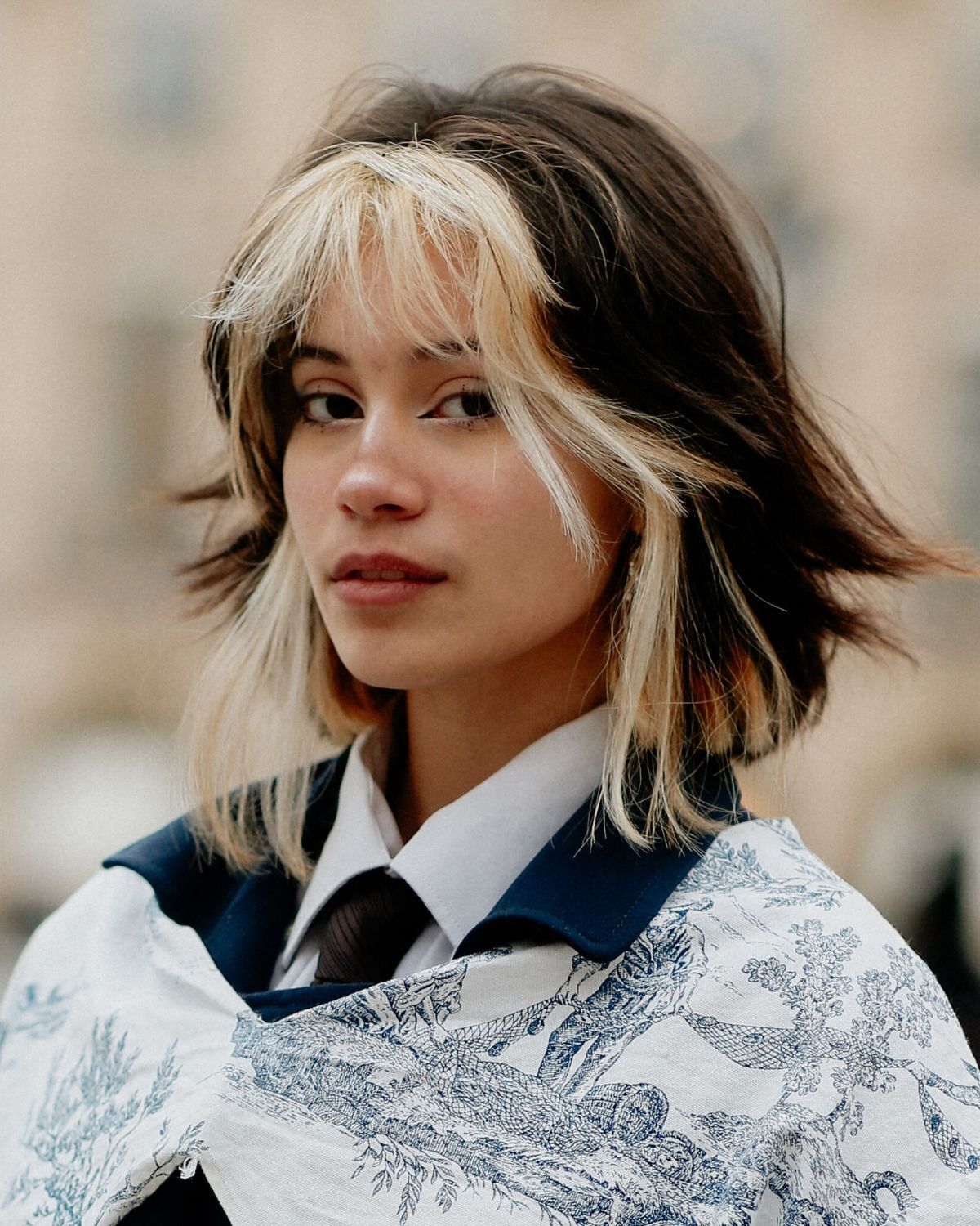 Tóc lỡ kiểu tóc lỡ nhuộm cá tính cô gái trẻ có tóc mái màu trắng uốn nhẹ