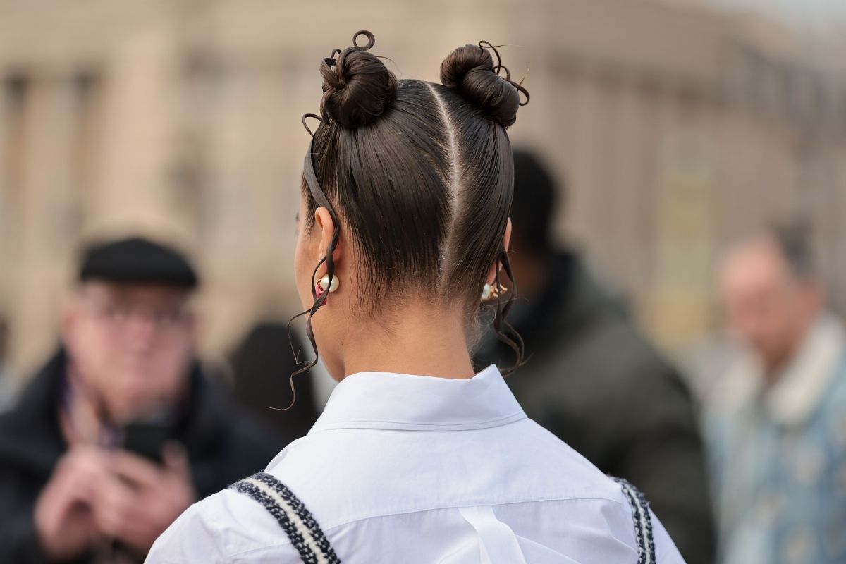 Cách buộc tóc búi hai bên cá tính