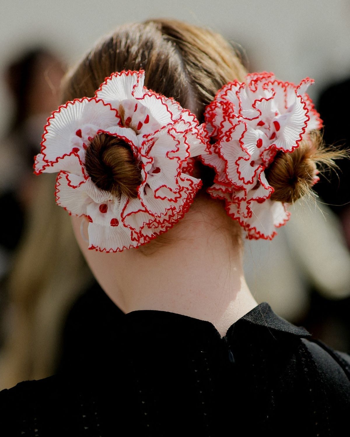 Cách buộc tóc búi hai bên cá tính