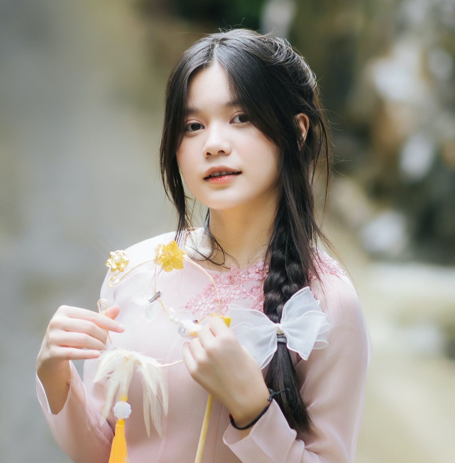 Kiểu tết tóc mặc áo dài lệch một bên