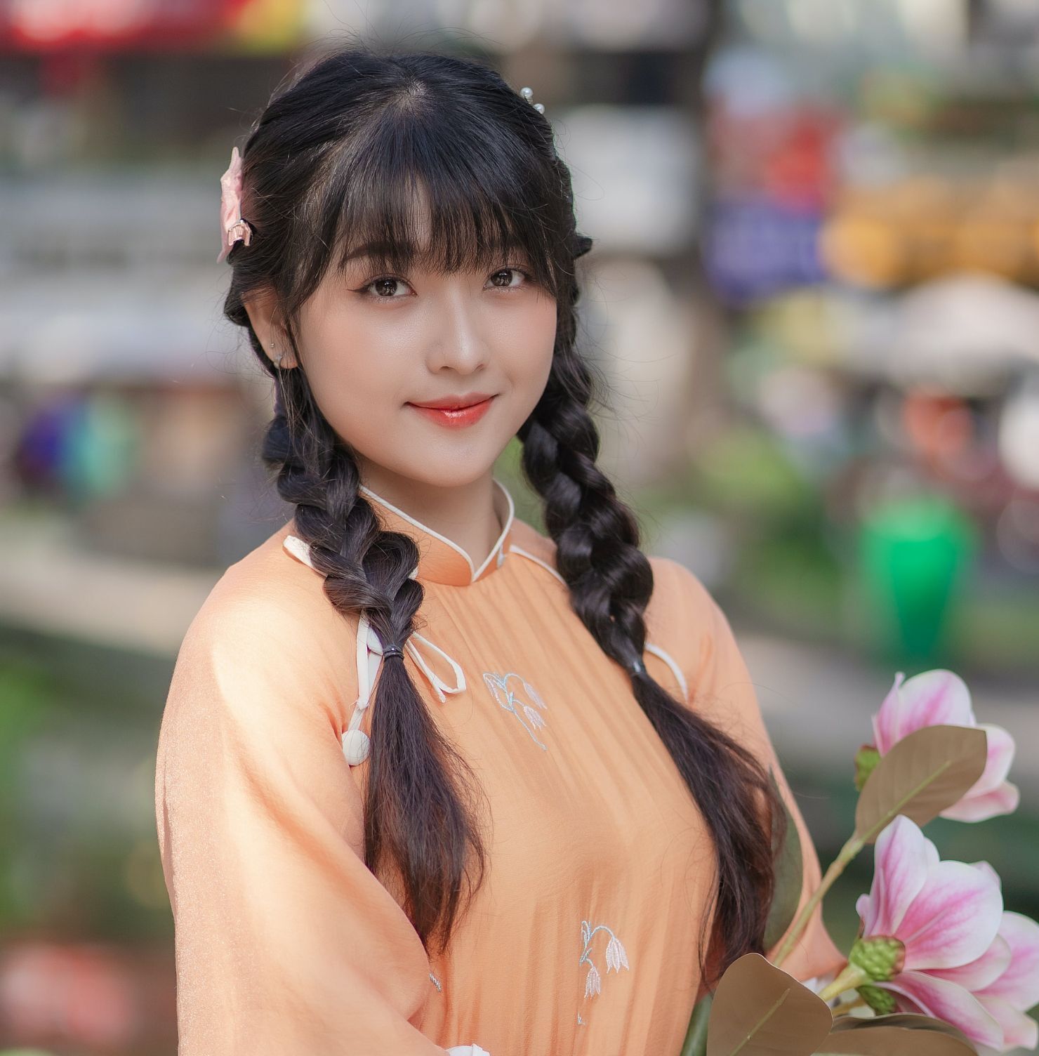 Tết tóc hai bên mặc áo dài