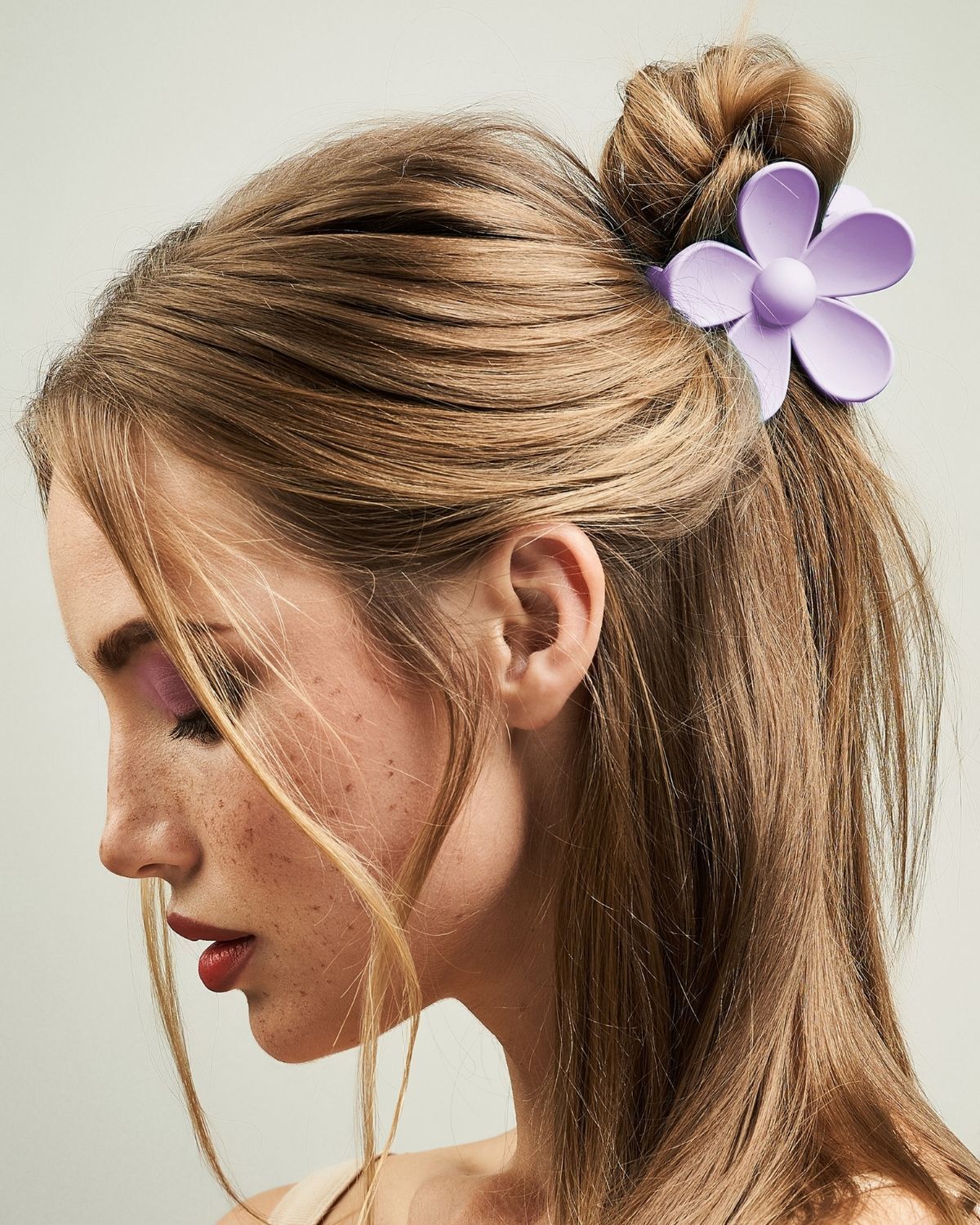 Cách buộc tóc ngắn bằng kẹp càng cua