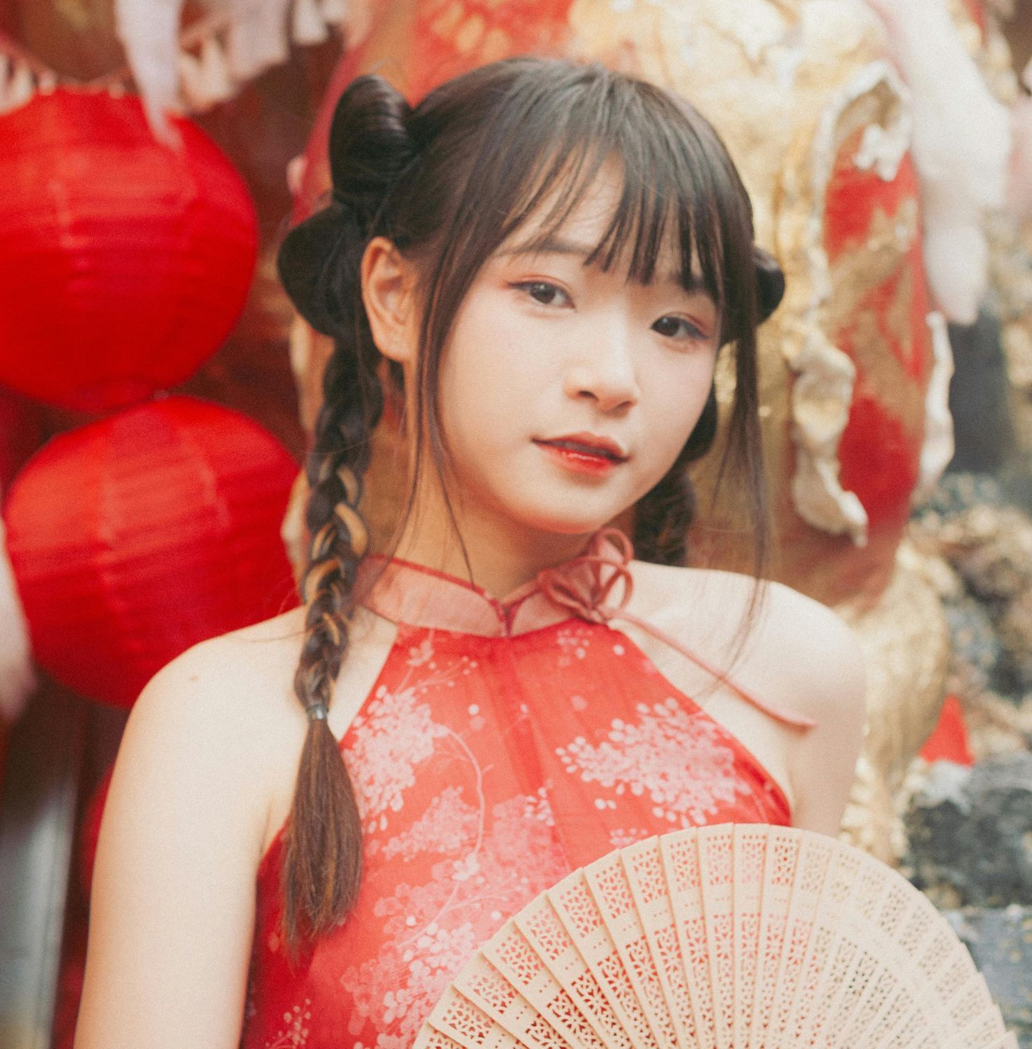 Tết tóc hai bên mặc áo dài