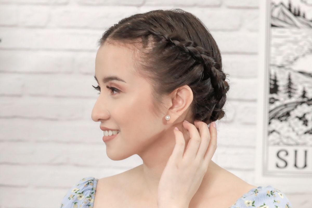 Buộc tóc ngắn tết quanh đầu