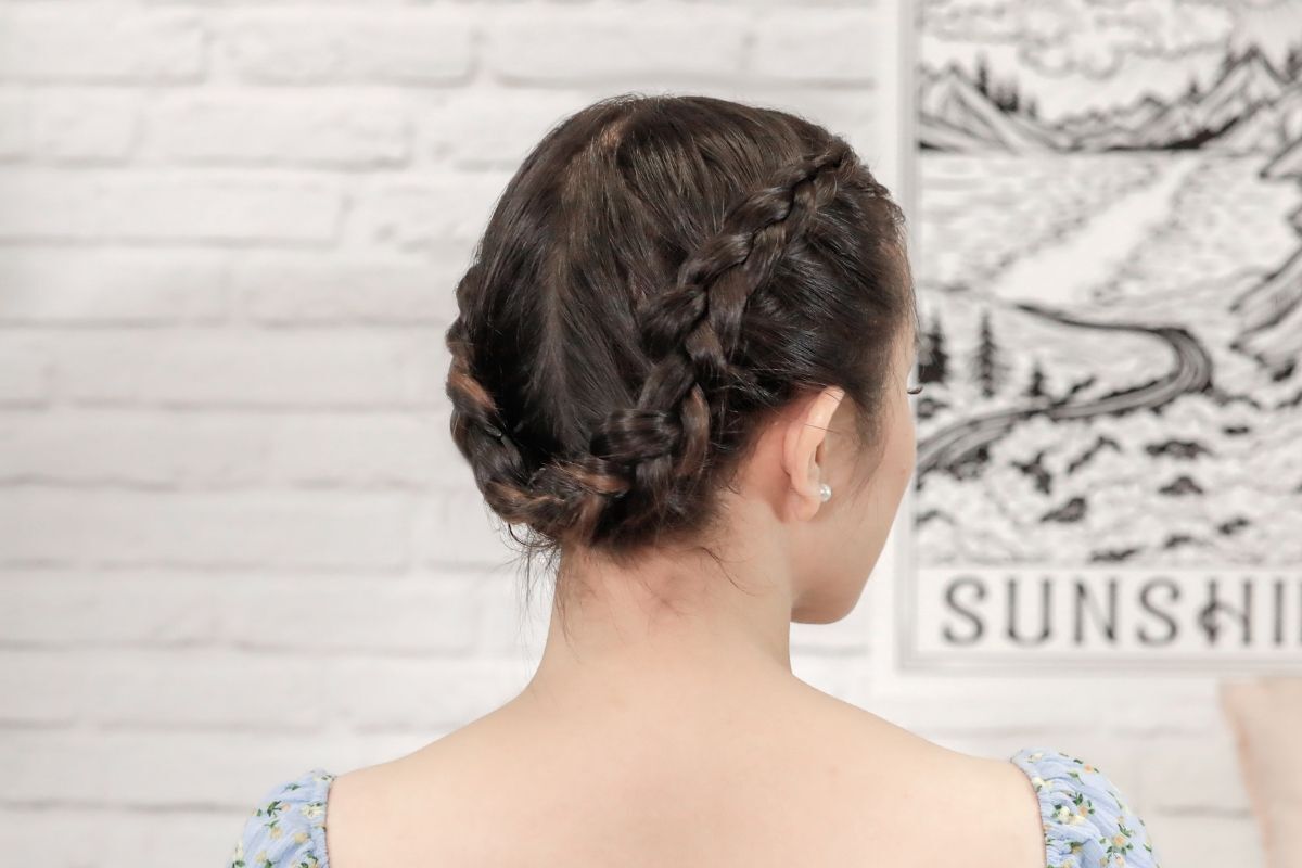 Buộc tóc ngắn tết quanh đầu