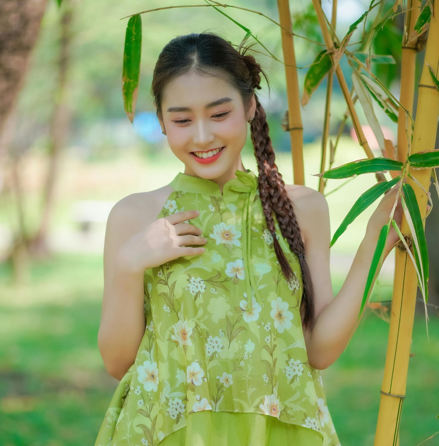 tết tóc mặc áo dài nhiều bím nhỏ