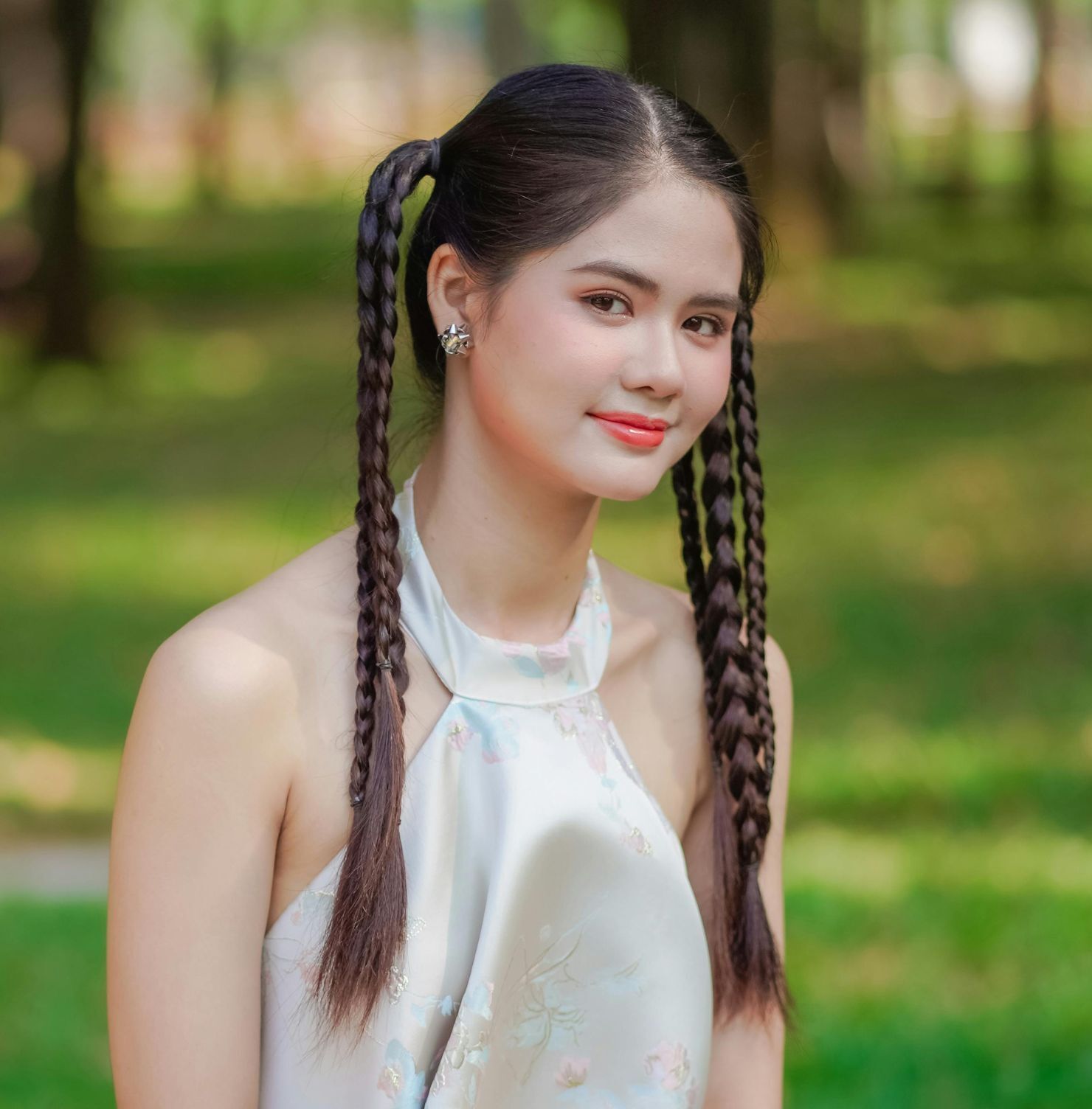 tết tóc mặc áo dài nhiều bím nhỏ