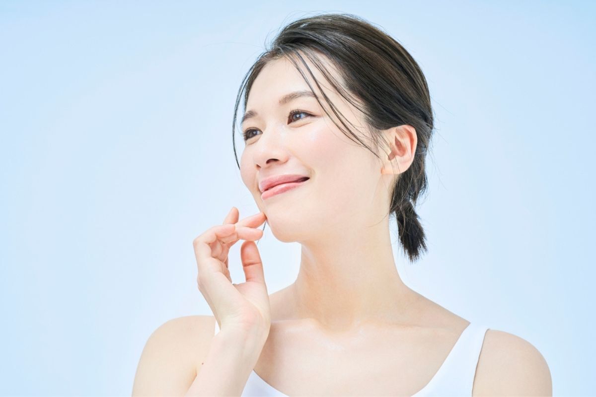 thải độc da mặt các cách thải độc da iải quyết làn da mụn, nếp nhăn, da khô, đốm nâu cô gái với làn da sáng mịn cười tươi trên nền xanh nhạt