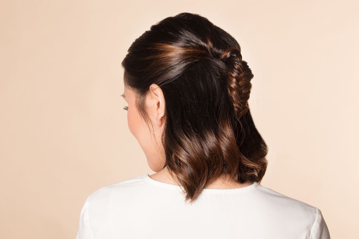 Buộc tóc ngắn nửa đầu kết hợp tết tóc xương cá