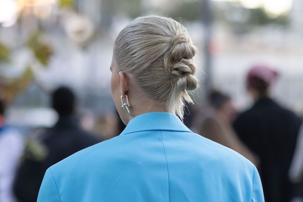 Buộc tóc ngắn búi thành 2 phần