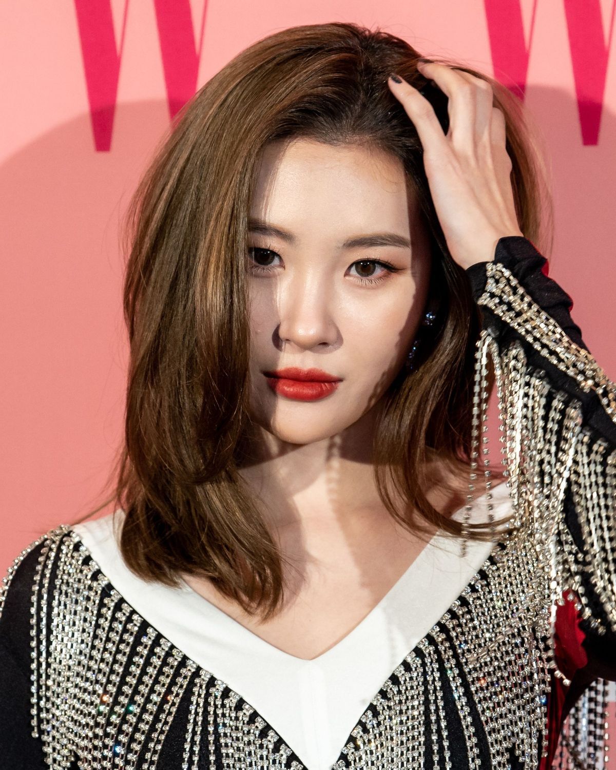 Tóc layer medium length cho mặt trái xoan