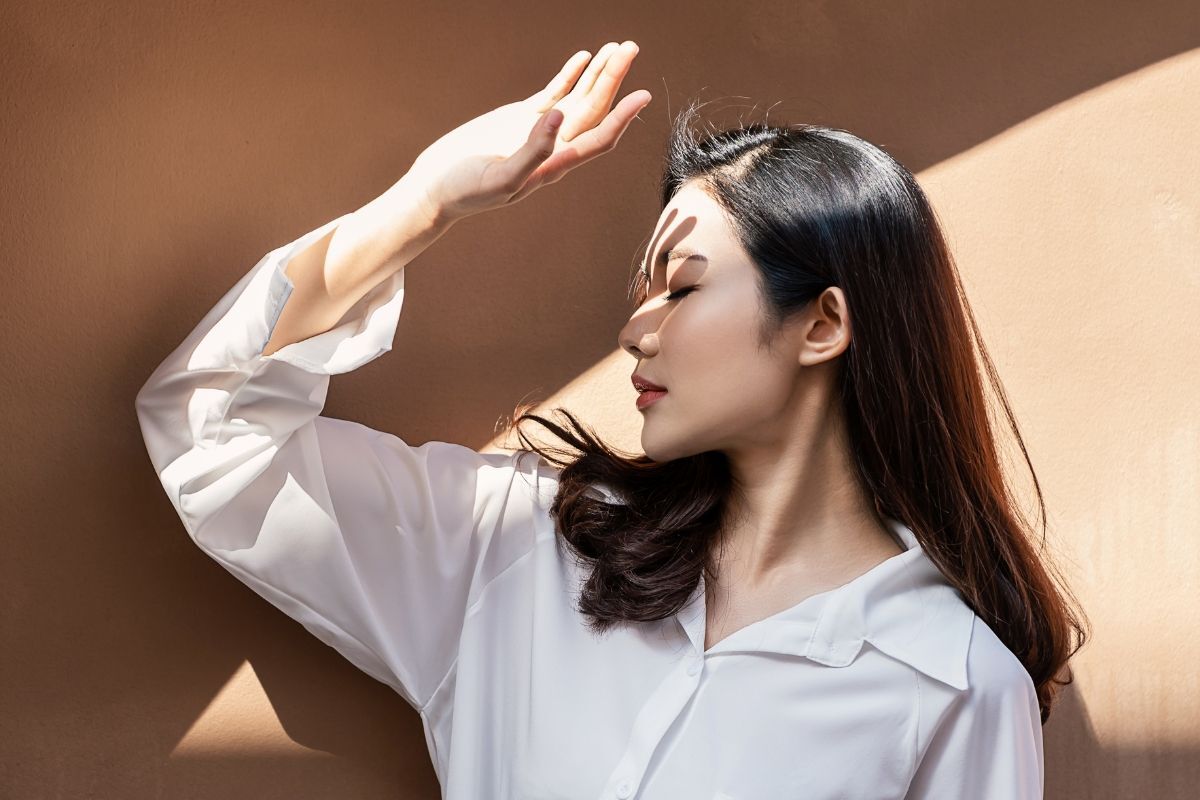 bốn màu tóc nhuộm ra nắng mới thấy cô gái lấy tay che tia nắng chiếu vào mặt tóc đen