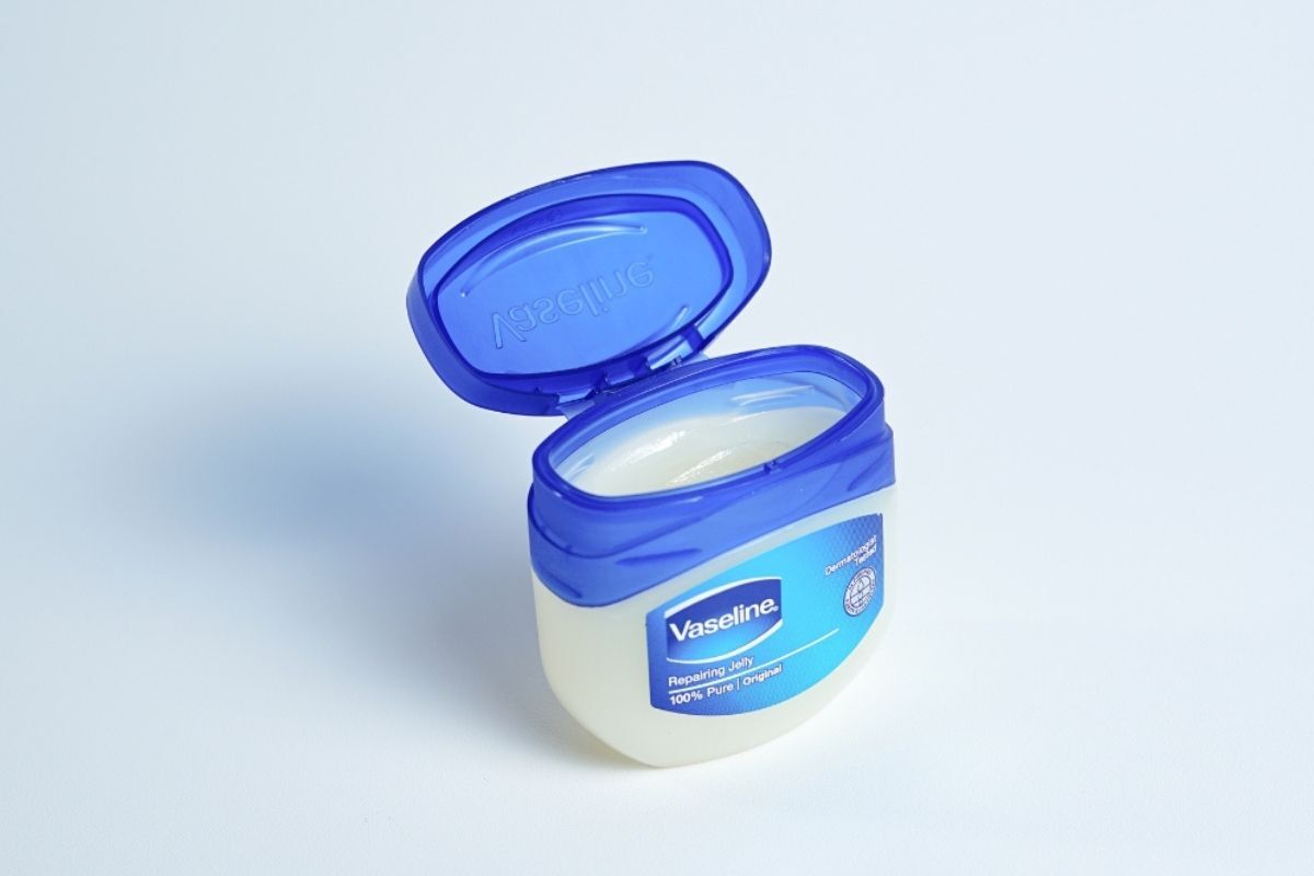 Cách tẩy thuốc nhuộm tóc dính trên da đầu với Vaseline