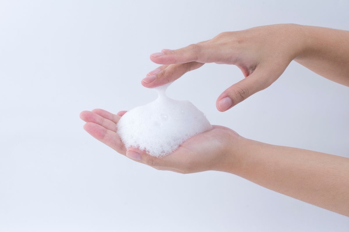 Hỗn hợp xà phòng và nước ấm