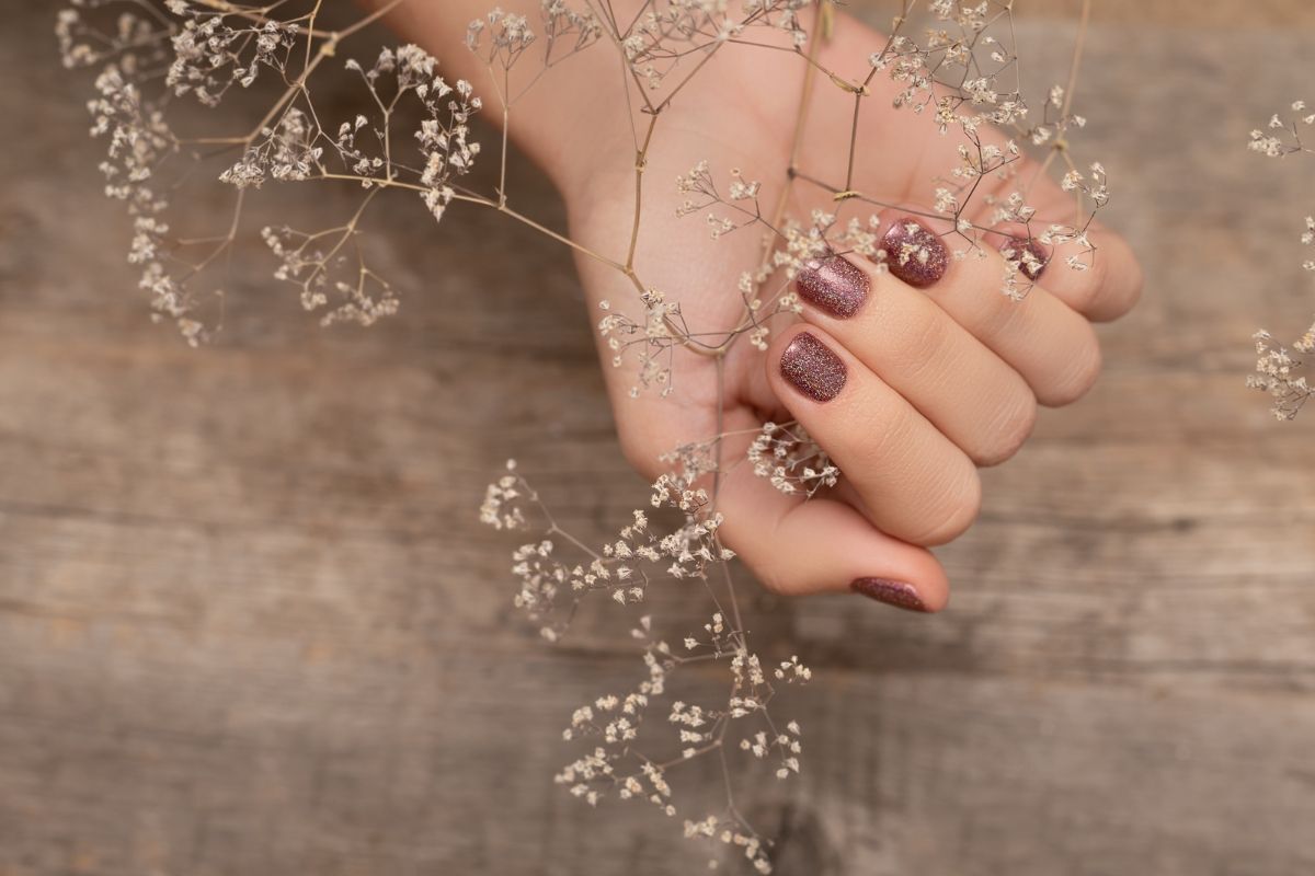 nail màu nâu sữa kim tuyến