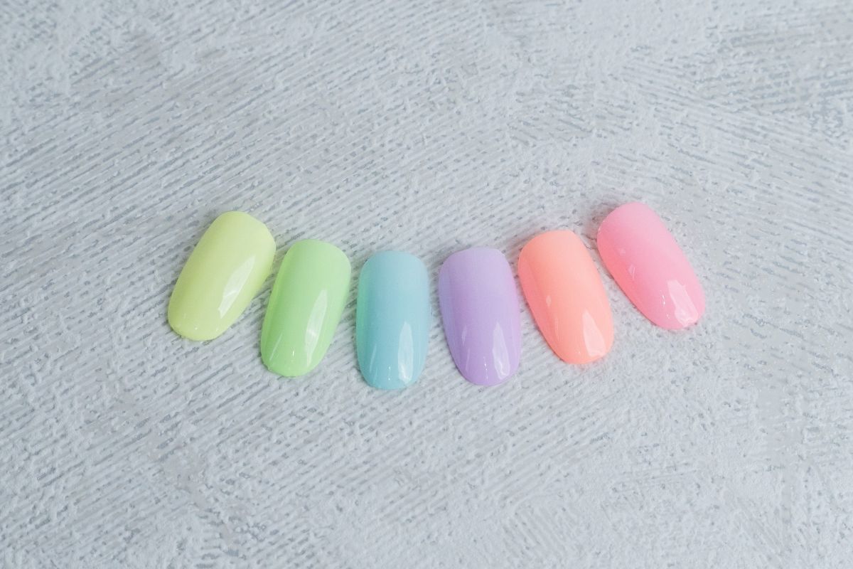 nail pastel màu xanh lá xanh dương tím cam hồng theo thứ tự trên nền xám 