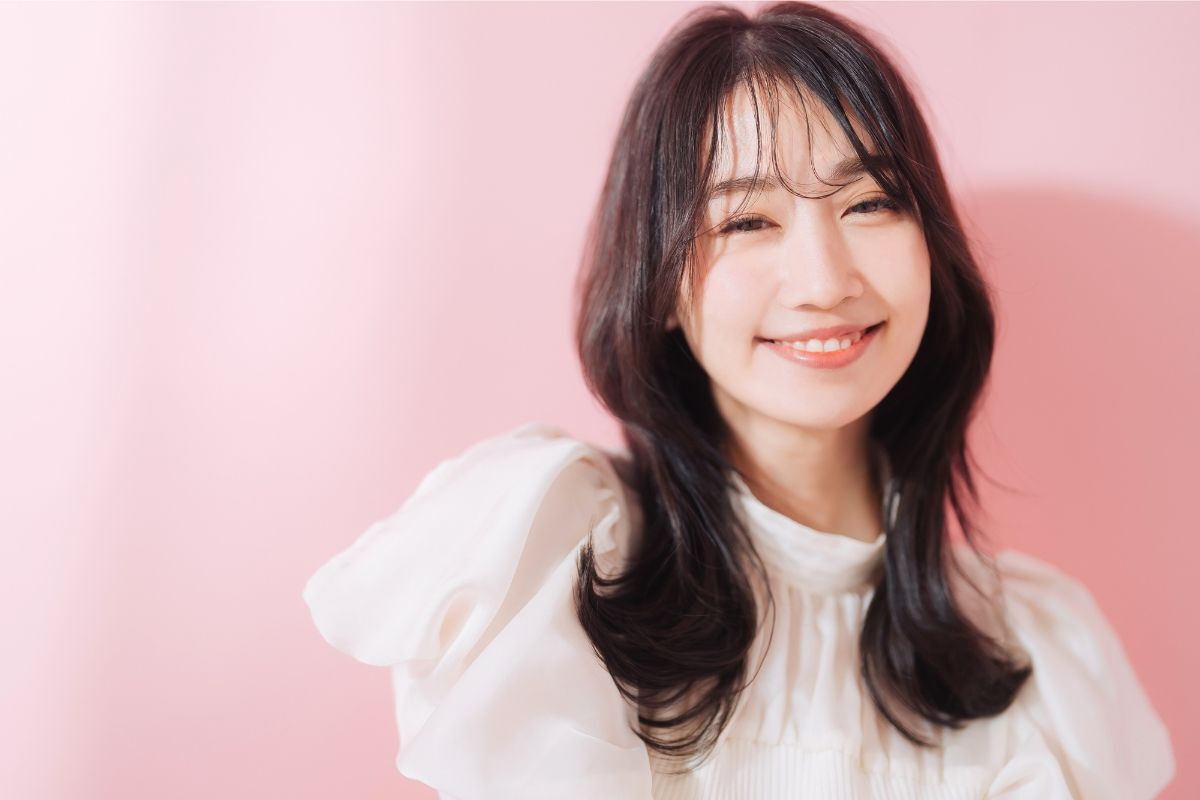 kiểu tóc đi chơi tết tóc xoăn mái thưa trẻ trung