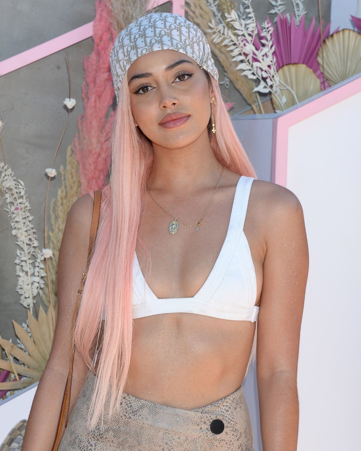 Màu tóc hot 2024: Hồng khói