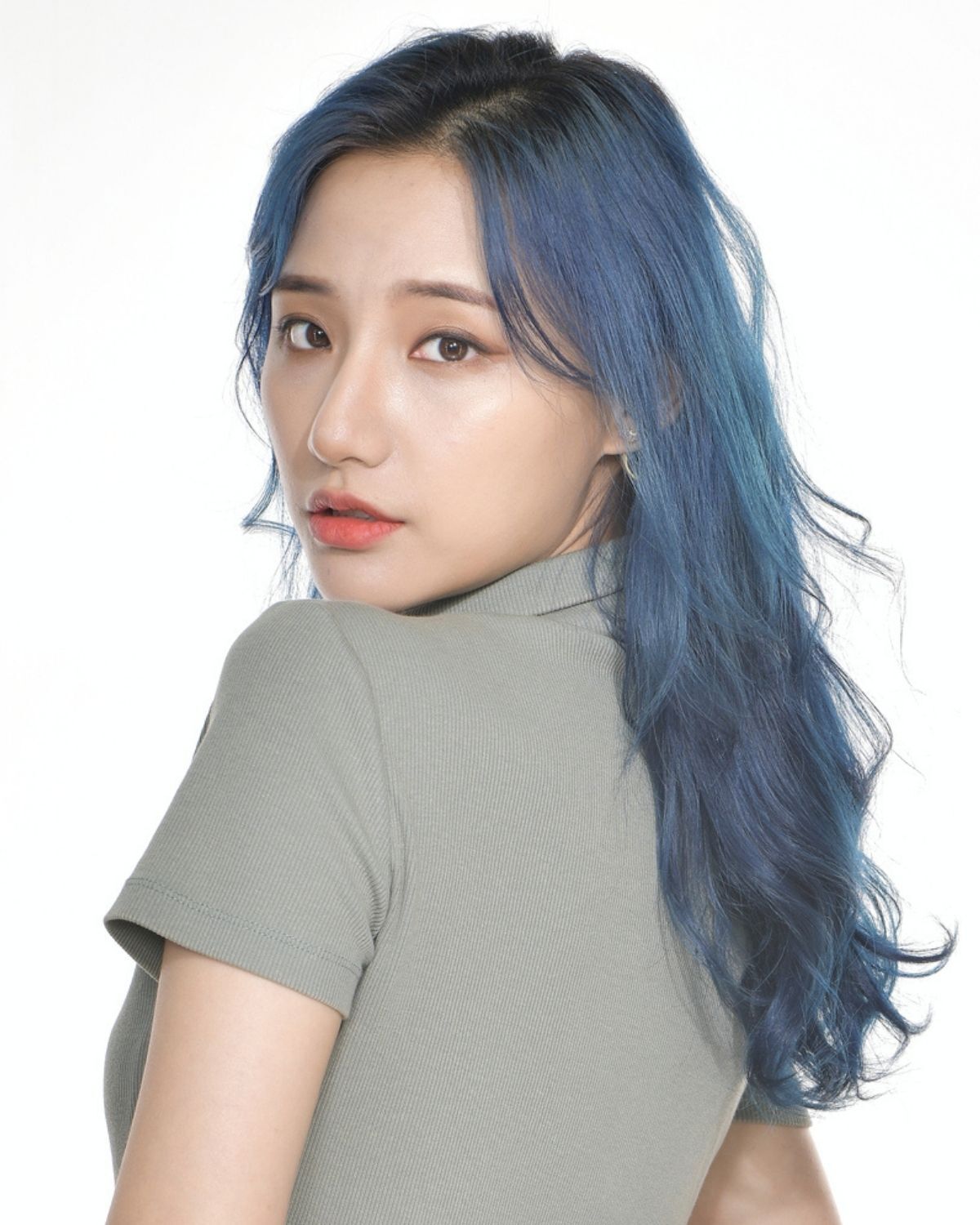 Màu tóc hot 2024: Xanh dương ánh khói