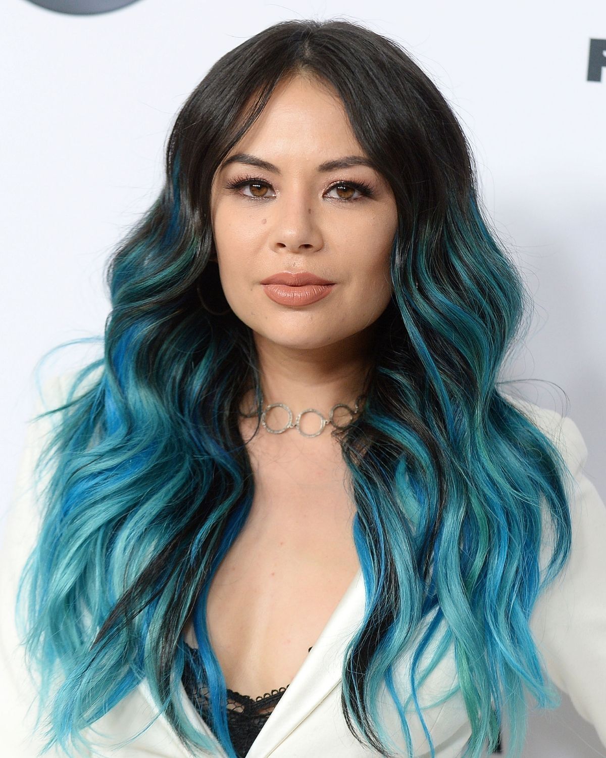 Màu tóc hot 2024: Xanh dương ánh khói