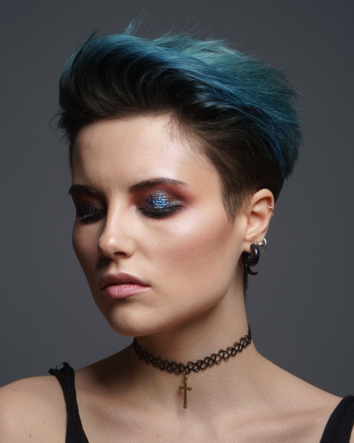 Màu tóc hot 2024: Xanh dương ánh khói