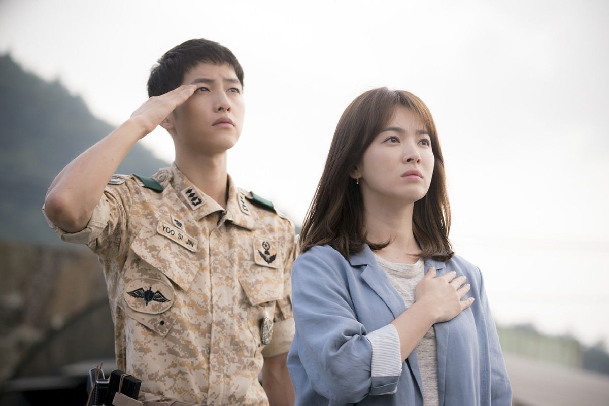 Một cảnh trong phim Hậu Duệ Mặt Trời diễn viên Song Hye Kyo và Song Joong Ki