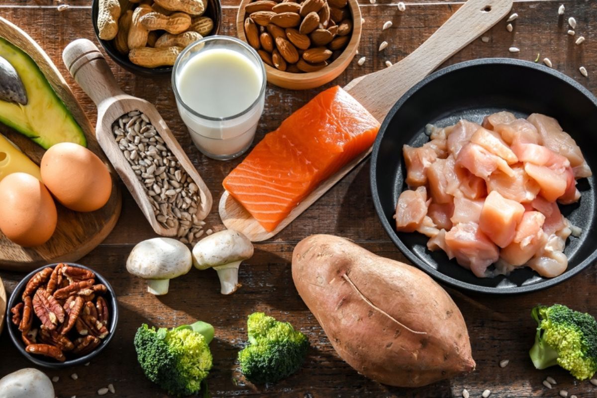 ăn gì để tóc mọc nhanh mối liên hệ giữa mái tóc và sức khỏe tổng thể bơ trứng gà cá hồi thịt gà khoai lang bông cải xanh quả óc chó hạt hạnh nhân đậu phộng trên nền gỗ