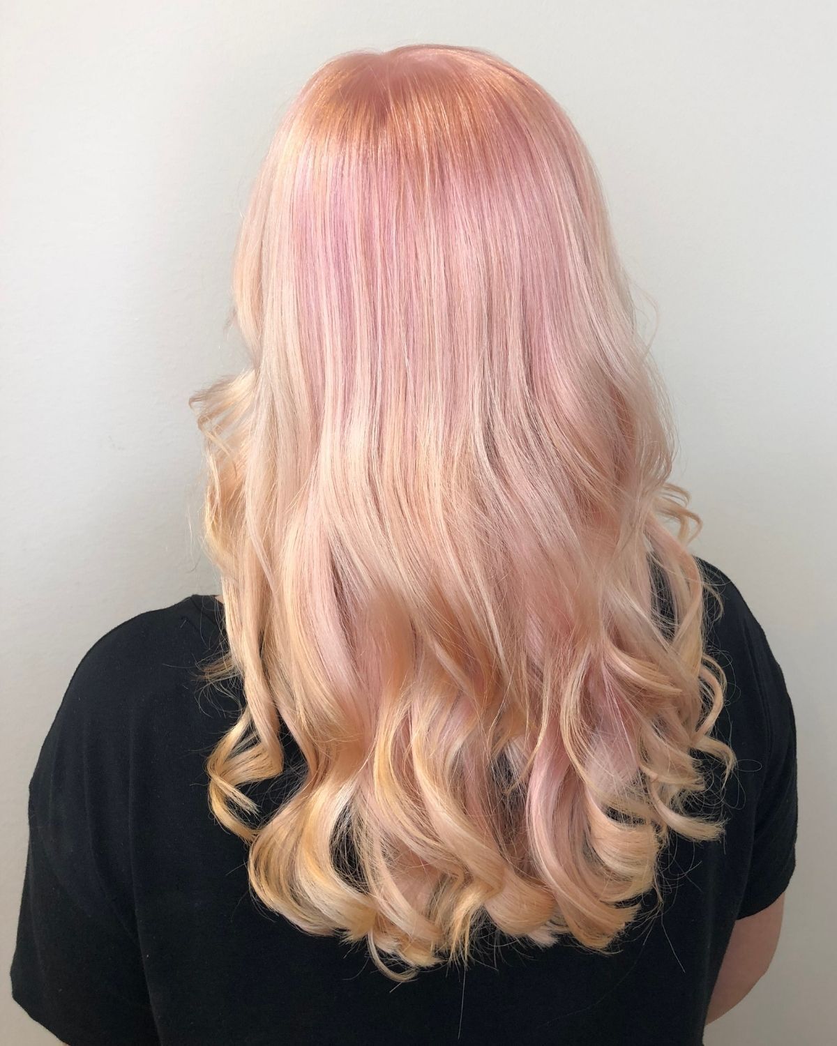 Màu tóc hot 2024: Màu vàng hồng