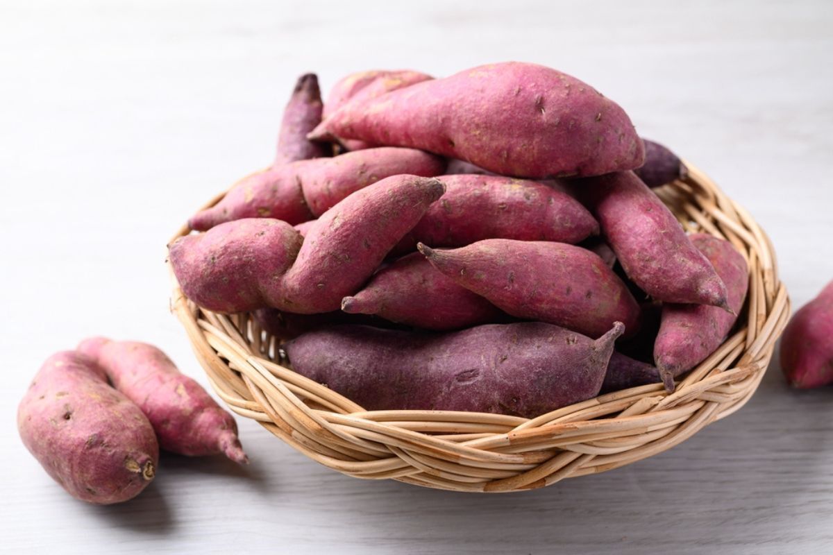 ăn gì để tóc mọc nhanh biotin khoai lang rỗ khoai lang tím trên bàn