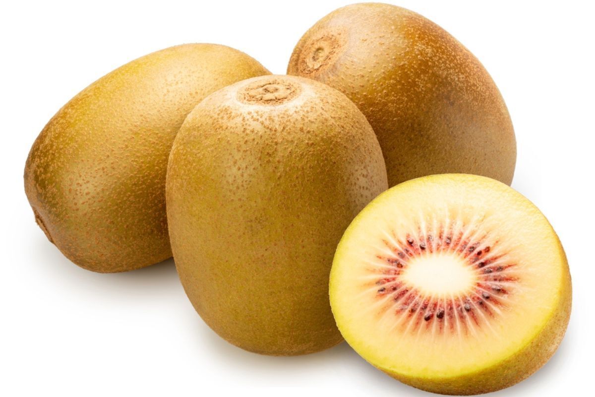 ăn gì để tóc mọc nhanh vitamin c kiwi các trái kiwi cùng lát cắt kiwi ruột đỏ trên nền trắng