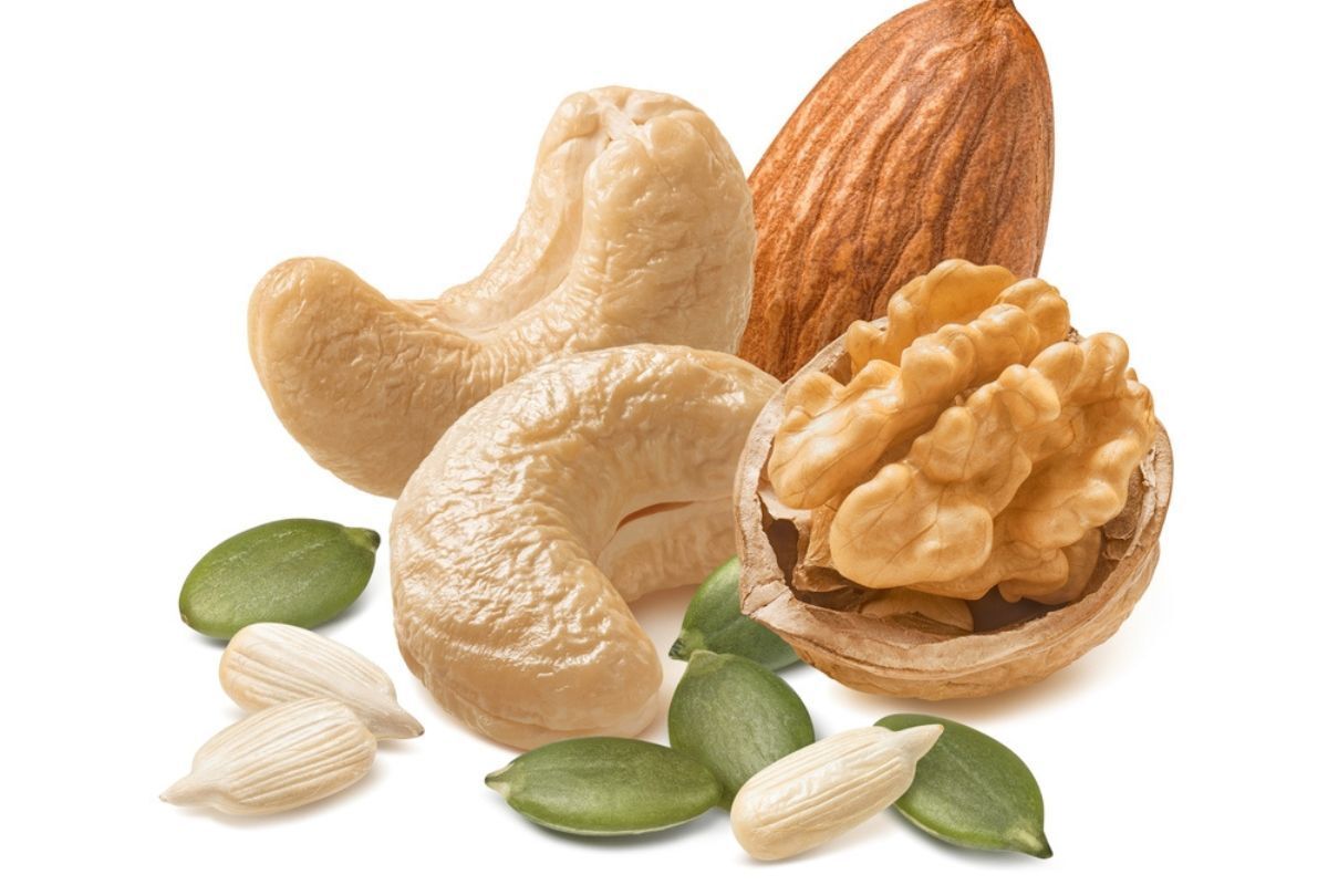 ăn gì để tóc mọc nhanh vitamin e hạt điều quả óc chó hạnh nhân hạt bí ngô trên nền trắng