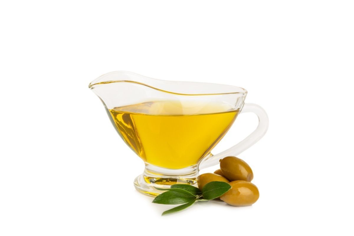 ăn gì để tóc mọc nhanh vitamin e dầu ô-liu chén dầu ô-liu kế bên các quả ô-liu trên nền trắng