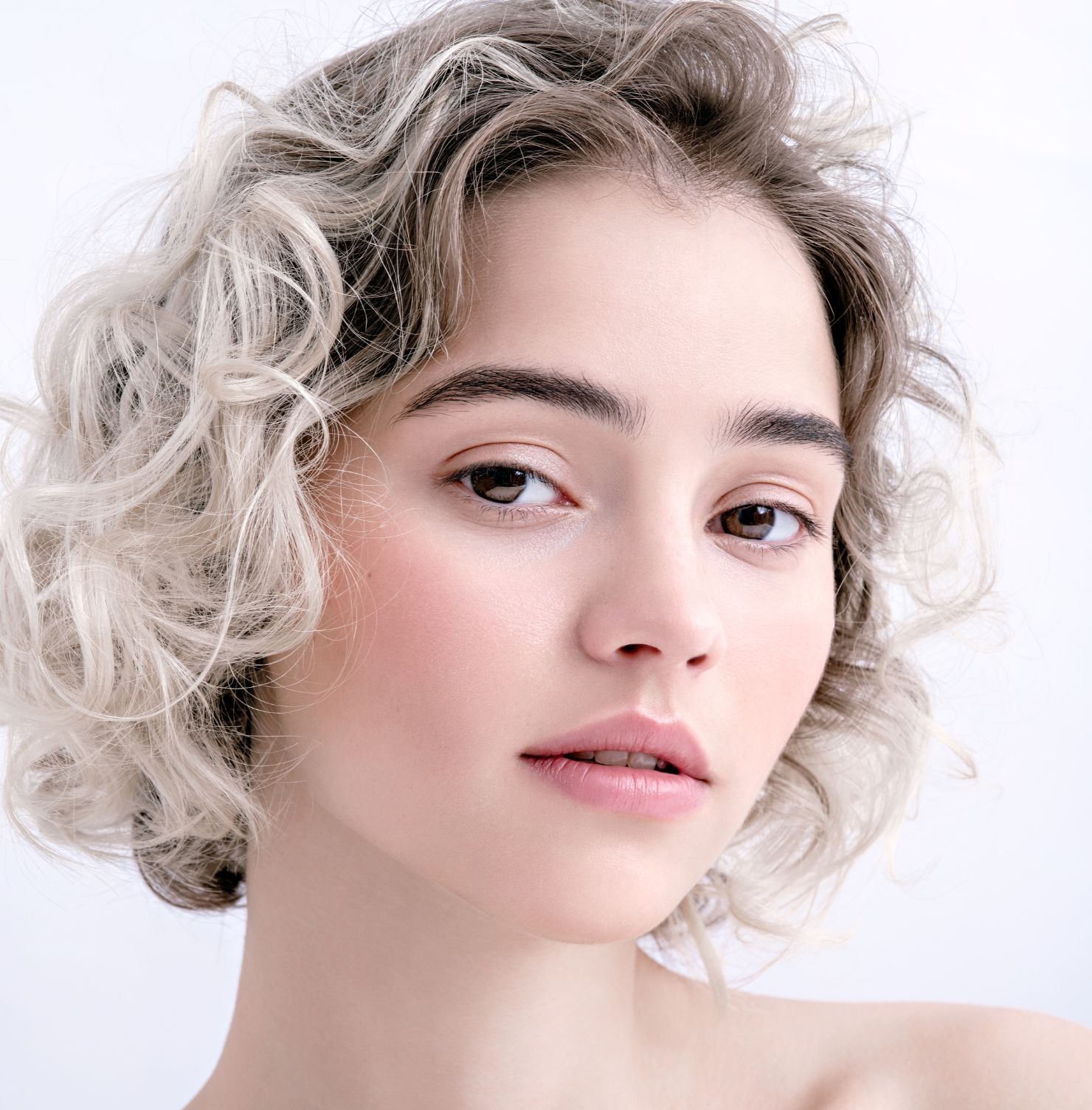 Tóc ngắn xoăn xù mì