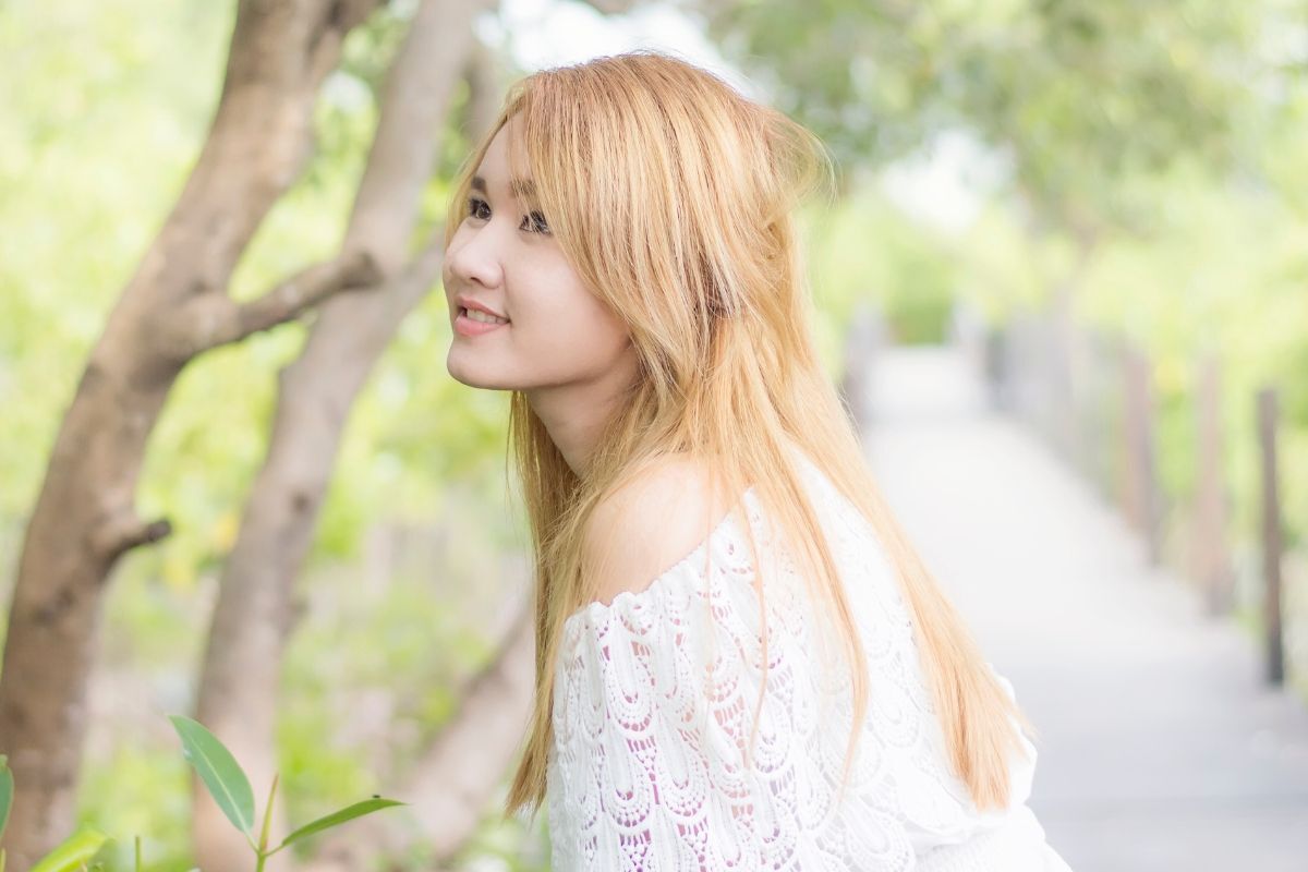 Tóc màu vàng cát đẹp cô gái mặc áo trắng trễ vai màu trắng