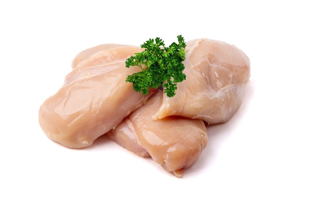 ăn gì để tóc mọc nhanh kẽm thịt gà ba miếng ức gà trên nền trắng.