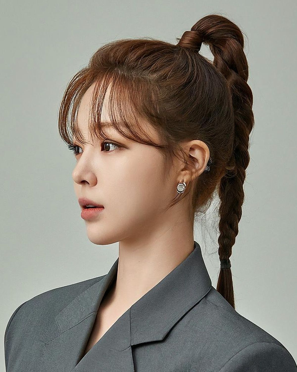 Tóc mái thưa buộc cao thắt bím