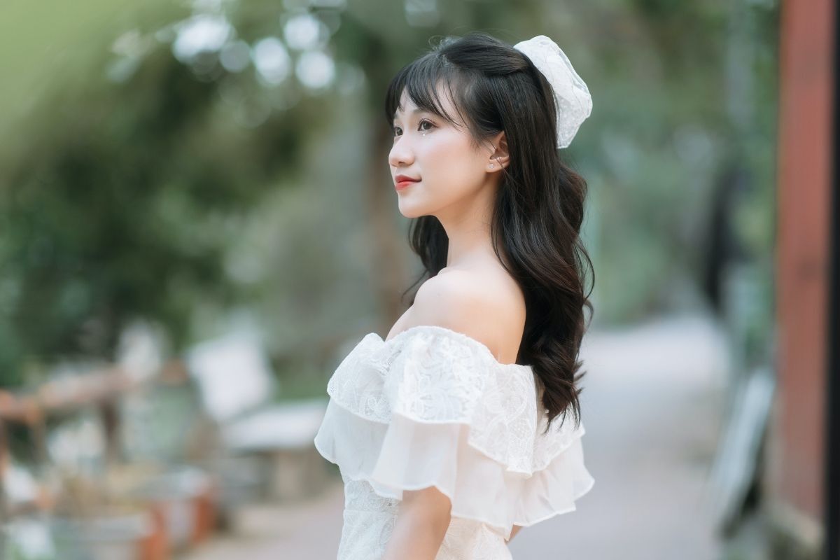 Tóc mái thưa buộc cao nửa đầu