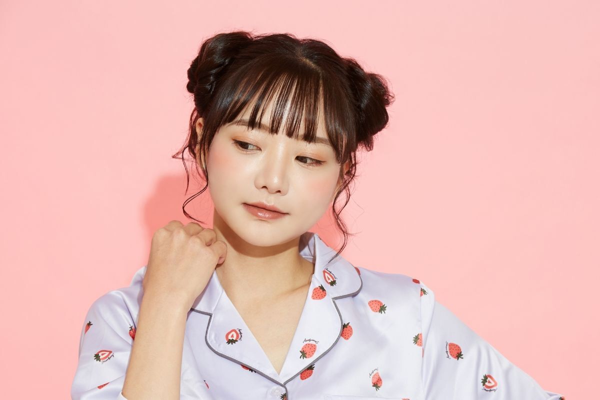 Tóc mái thưa búi cao hai bên