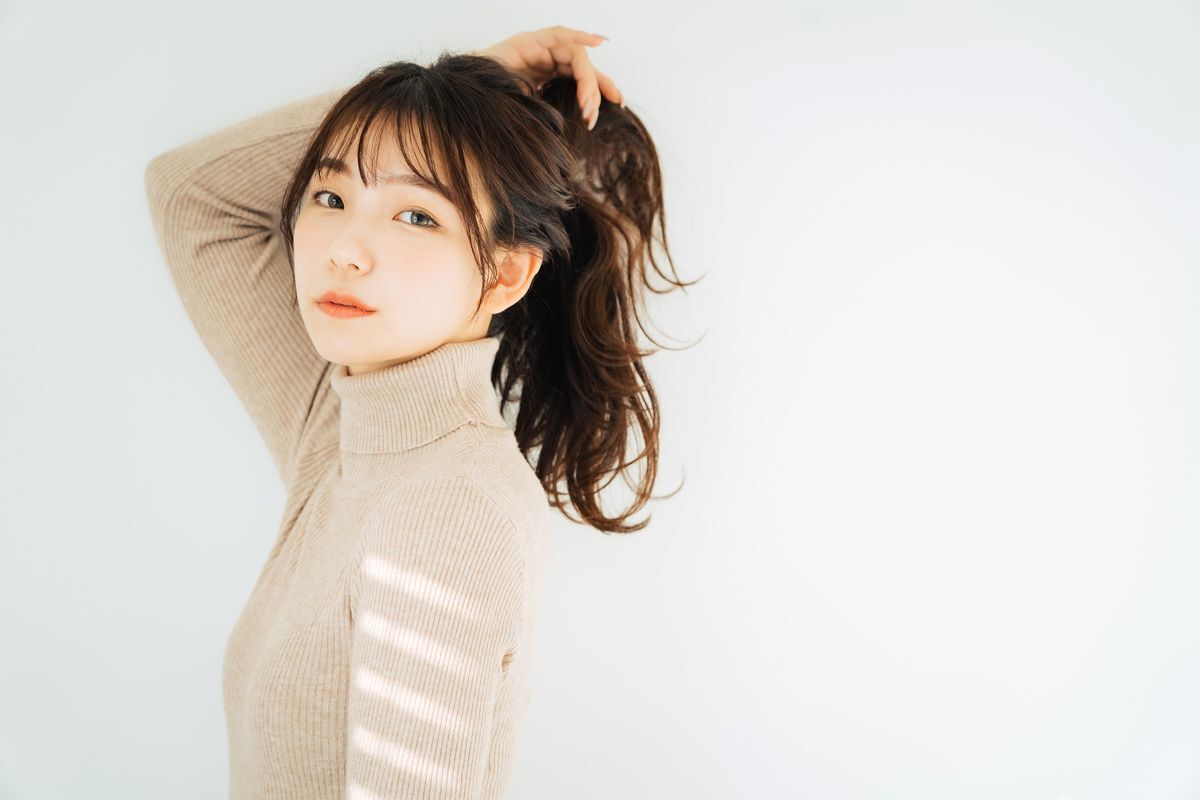 Tóc uốn xoăn mái thưa buộc cao