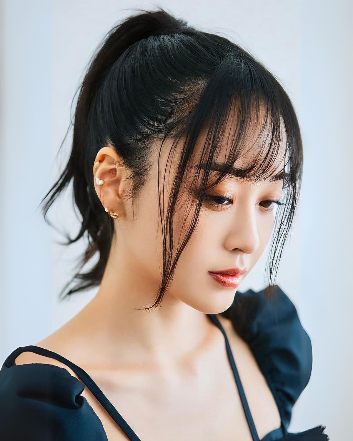 Tóc mái thưa buộc cao lệch về bên phải