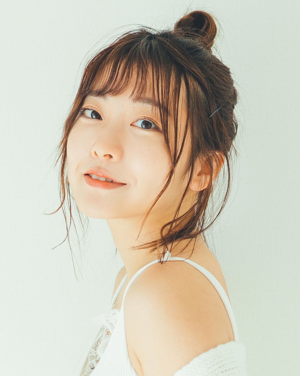 Tóc ngắn mái thưa búi cao