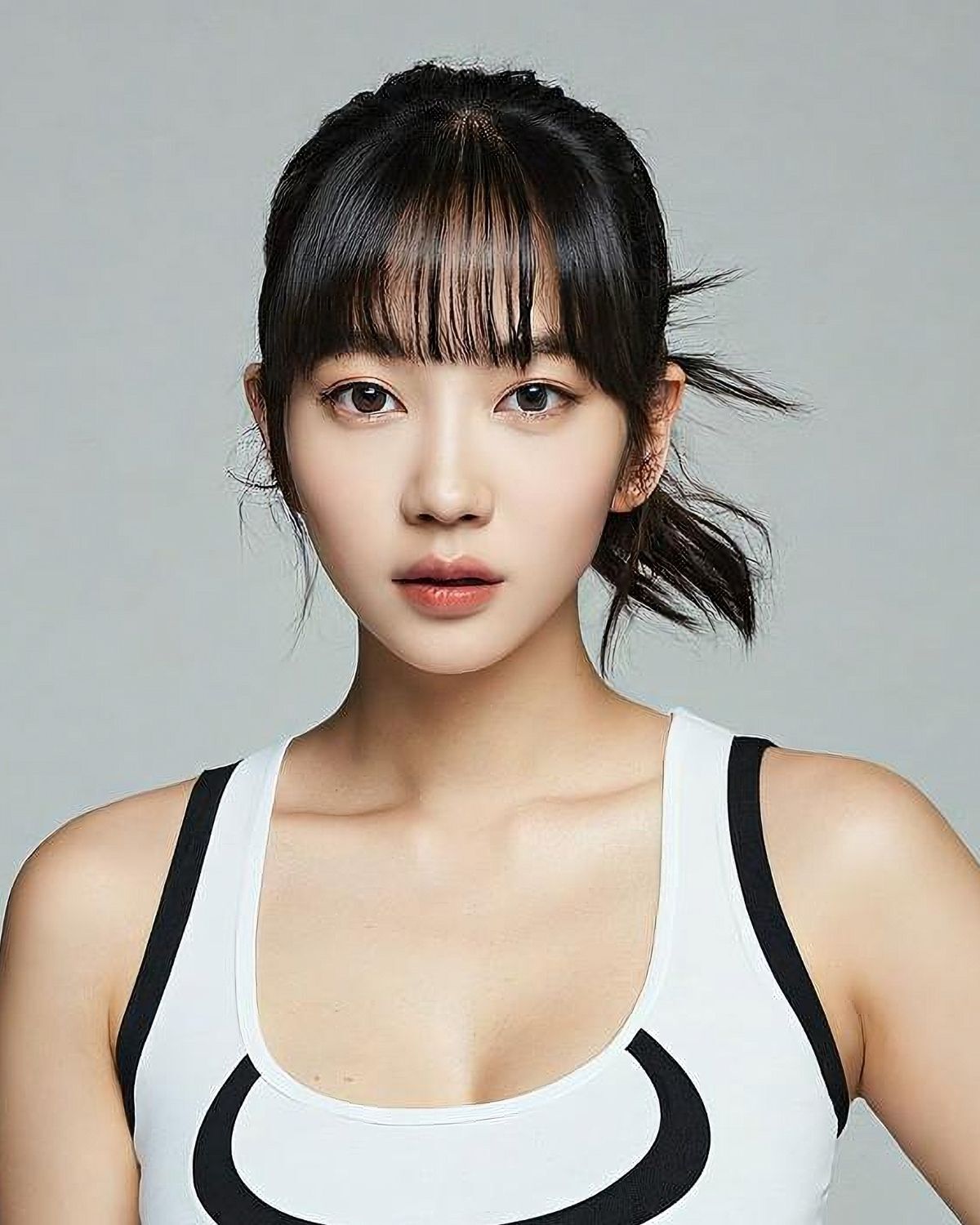 Tóc mái thưa buộc cao lỉa chỉa kiểu đuôi gà