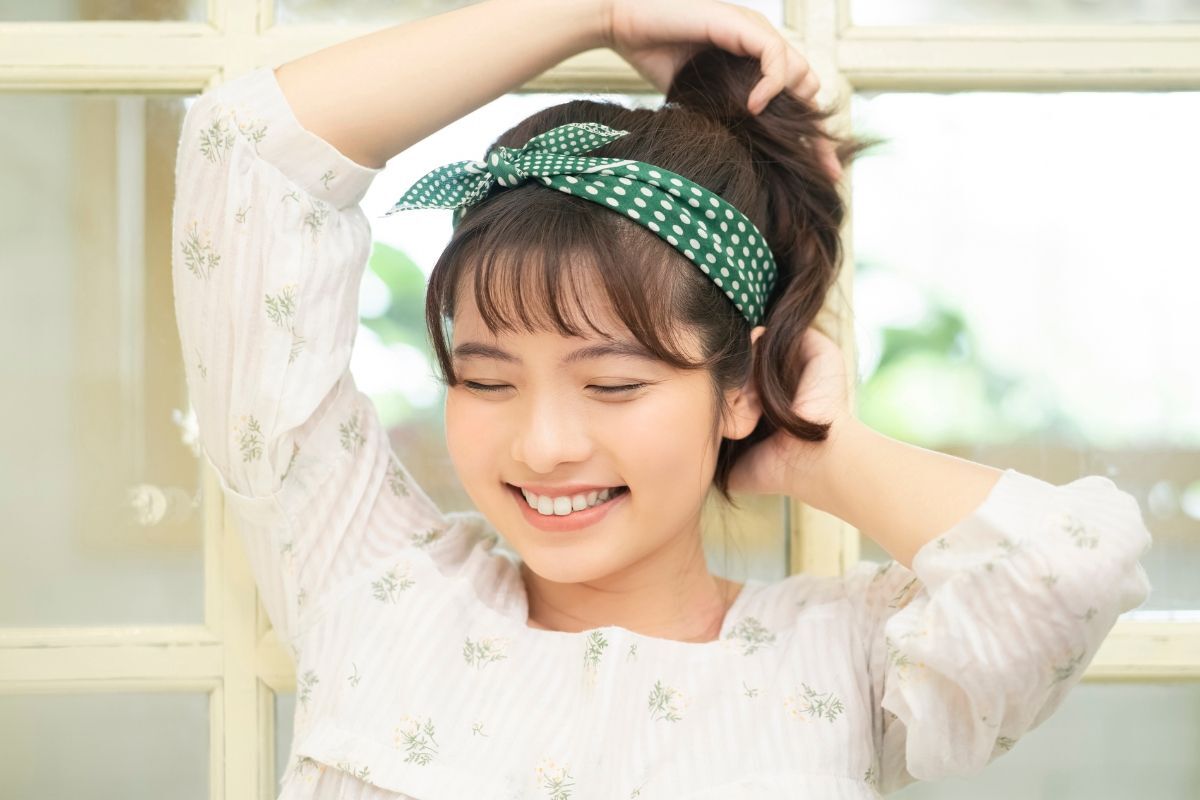 Tóc mái thưa uốn phồng chân tóc buộc cao cùng băng đô 