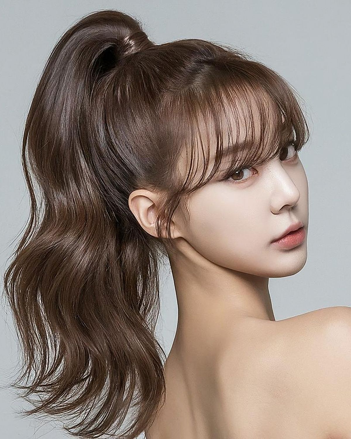 Tóc mái thưa buộc cao xoăn sóng lơi 