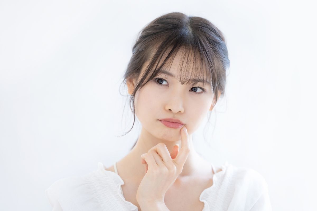 Tóc mái thưa buộc cao khuôn  mặt tròn