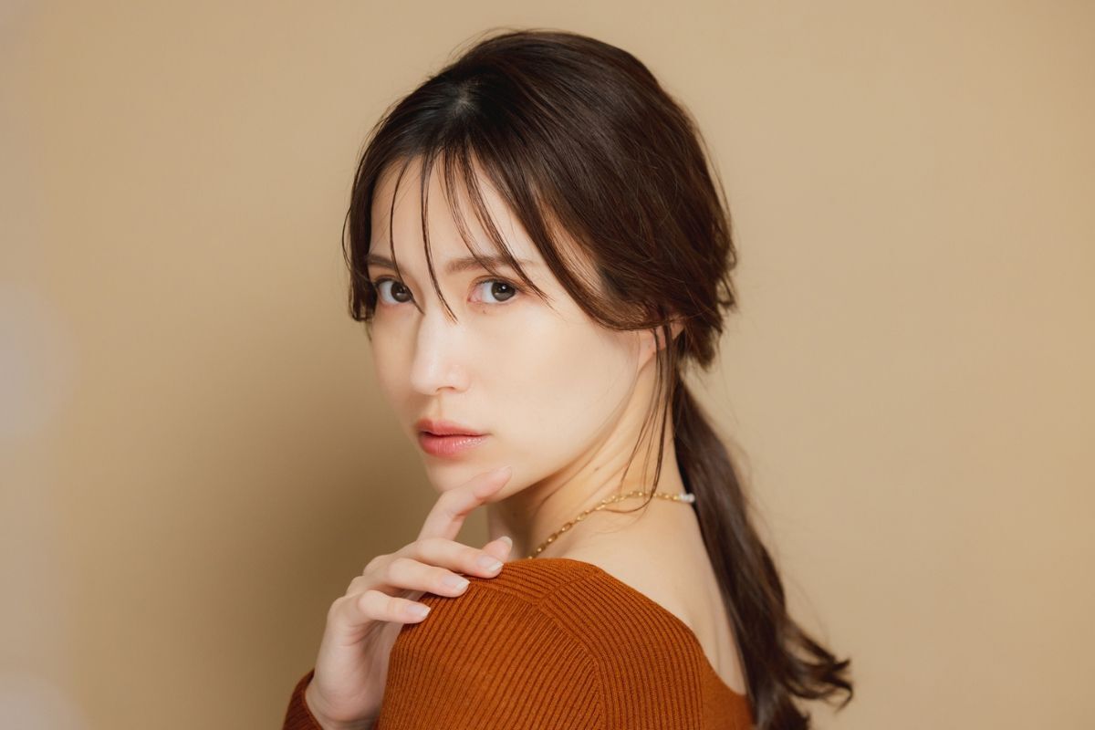 Tóc mái thưa buộc cao vừa phải cho khuôn mặt vuông