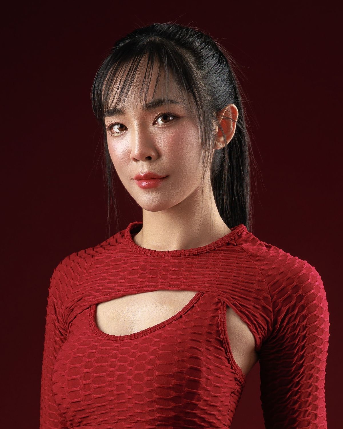 Tóc mái thưa ép thẳng buộc cao 