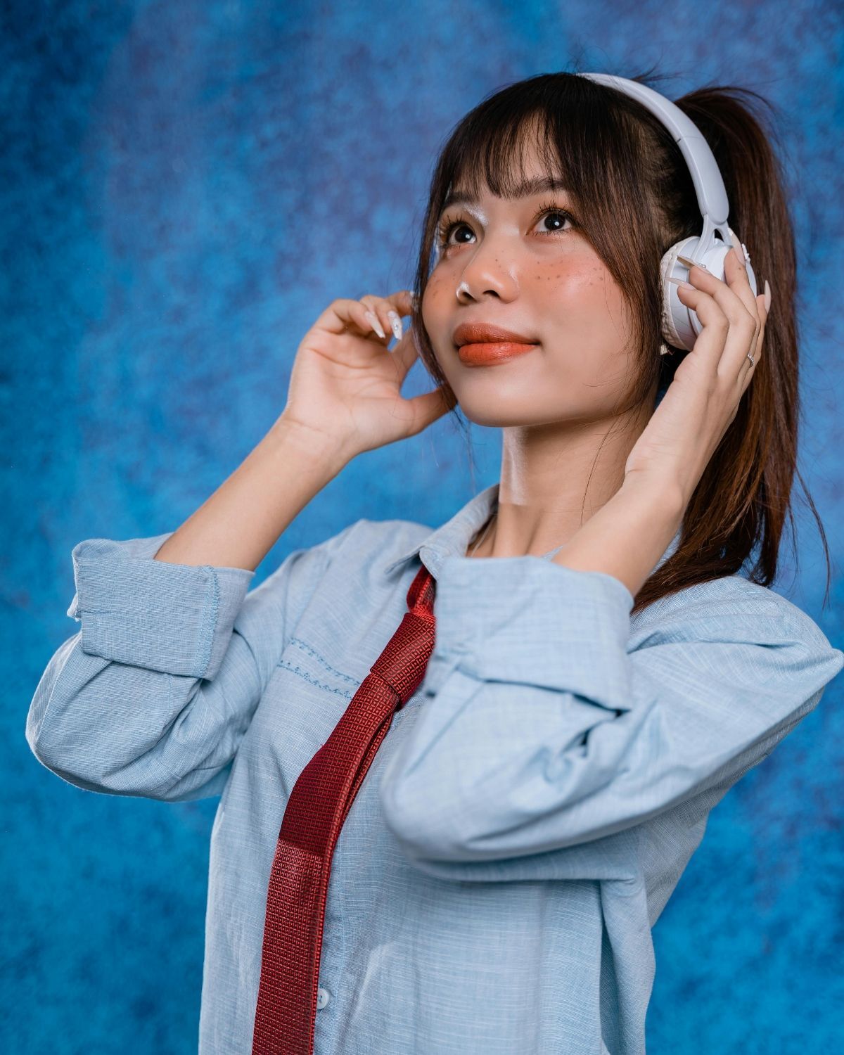 Tóc mái thưa tự nhiên buộc cao 