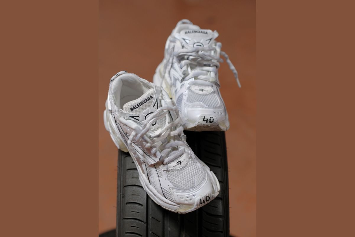 Mẫu giày Balenciaga màu trắng chụp trên nền nâu 